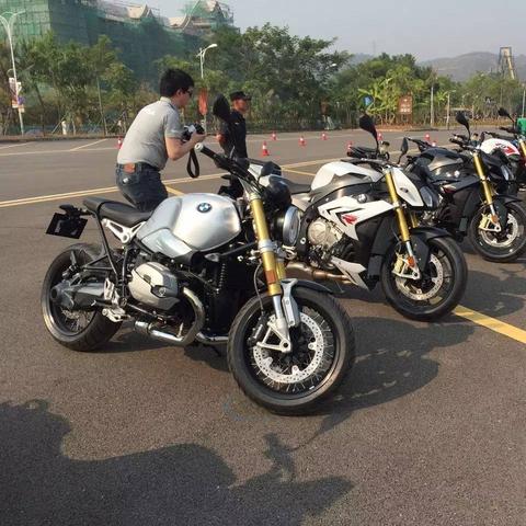 探索新款宝马 F800GS，重新定义探险摩托车的巅峰之作
